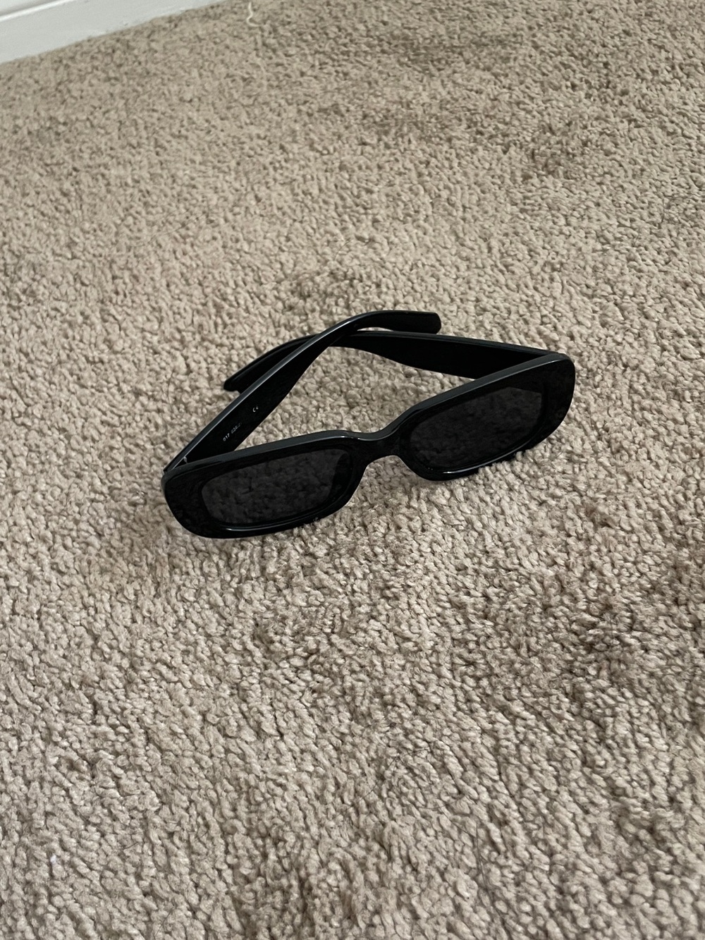 Black Rectangular Women's Sunglasses - Classic Shade